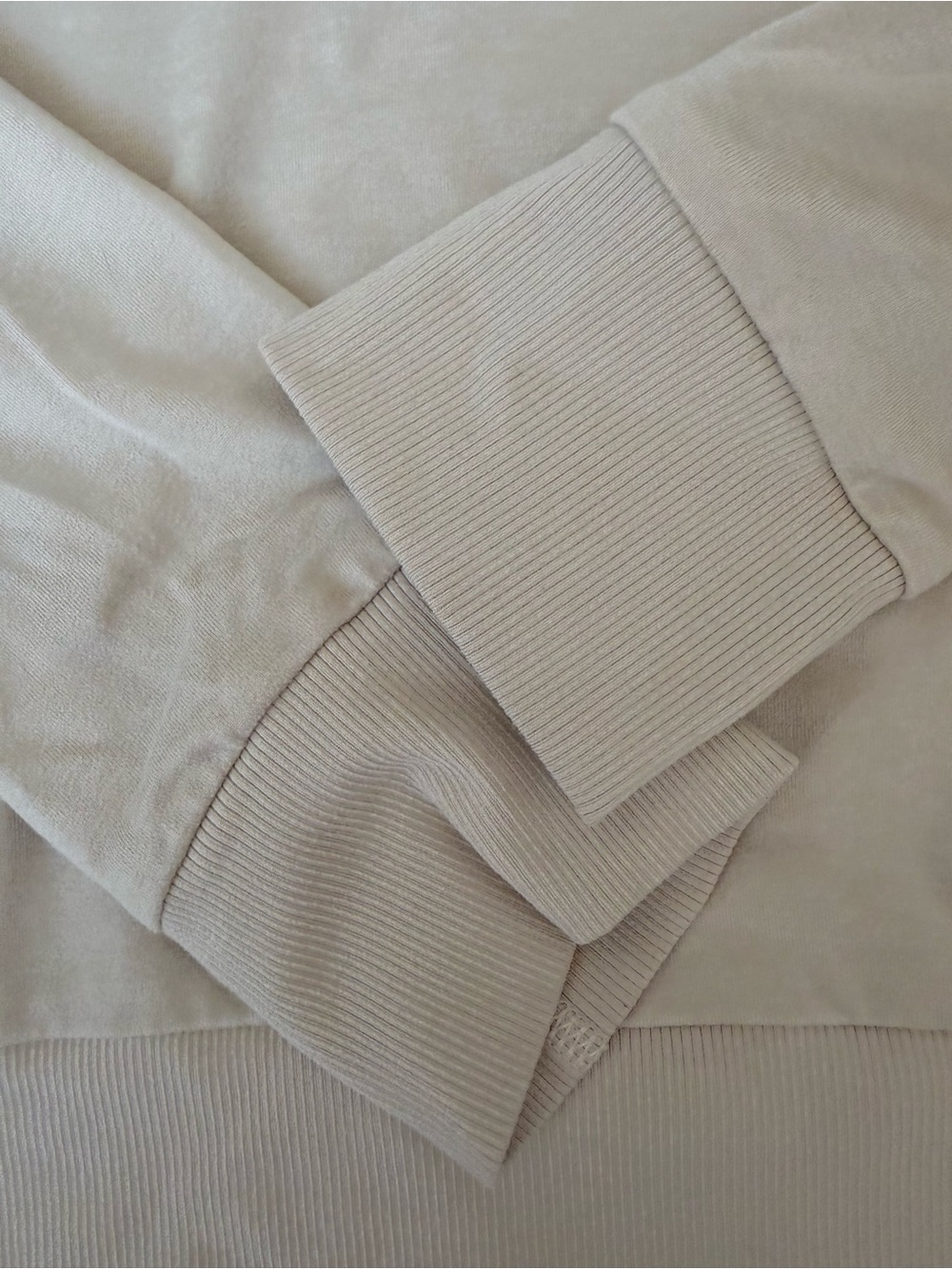 Vuori Women's Beige Lounge Set - Top Shorts Joggers - Picture 3 of 14